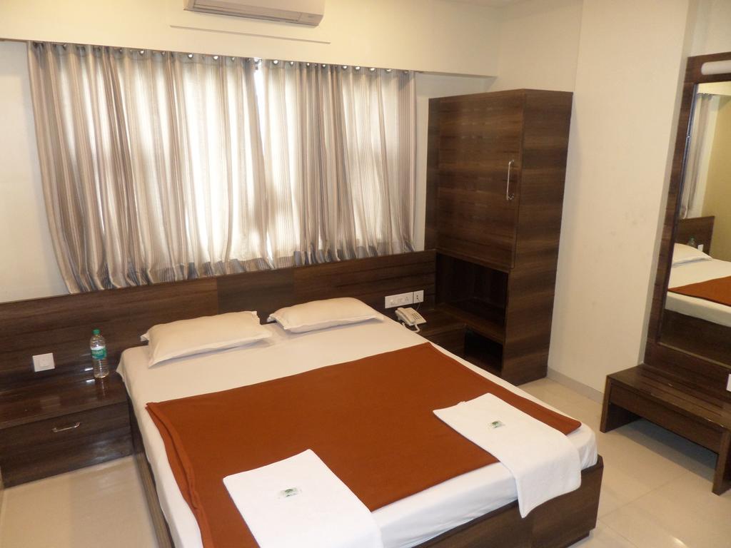 فندق شيرديفي  Sai Heera Residency الغرفة الصورة