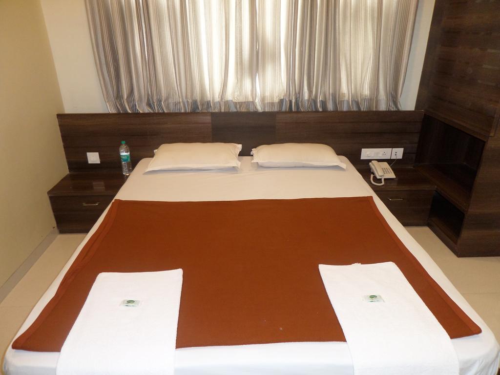 فندق شيرديفي  Sai Heera Residency الغرفة الصورة