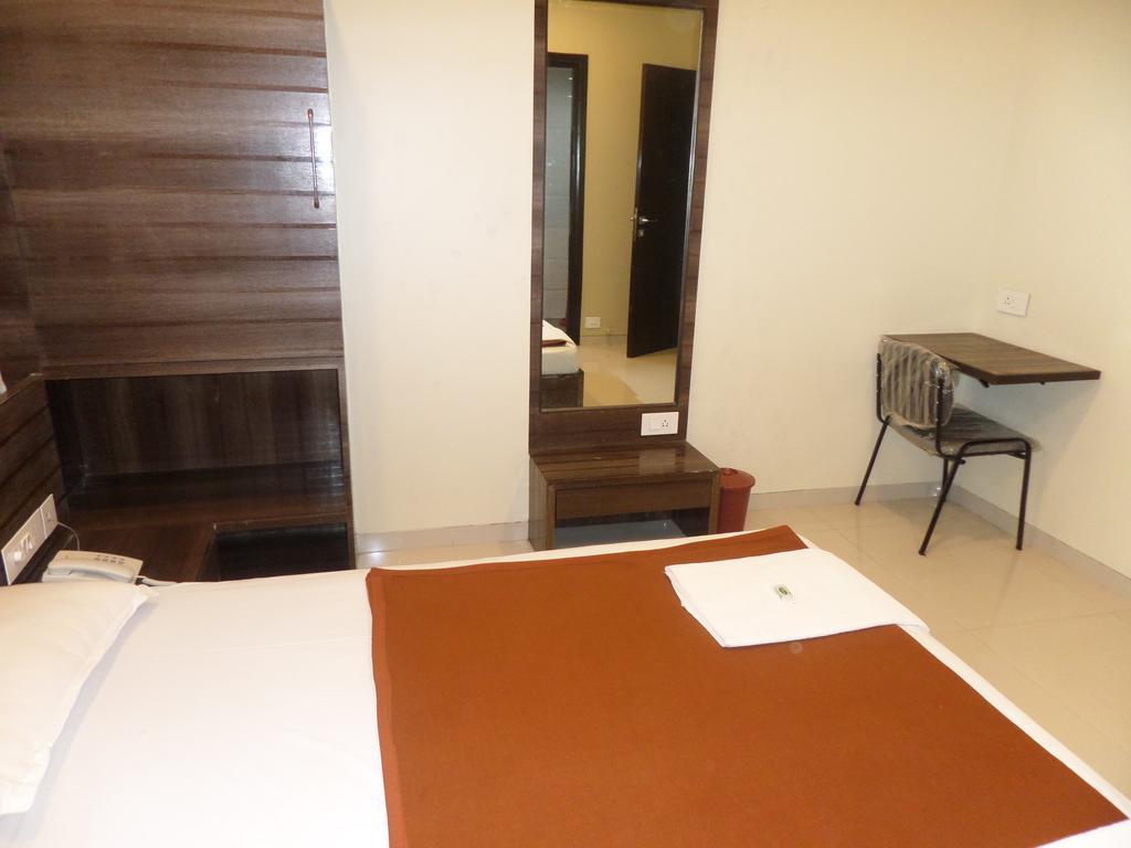 فندق شيرديفي  Sai Heera Residency الغرفة الصورة