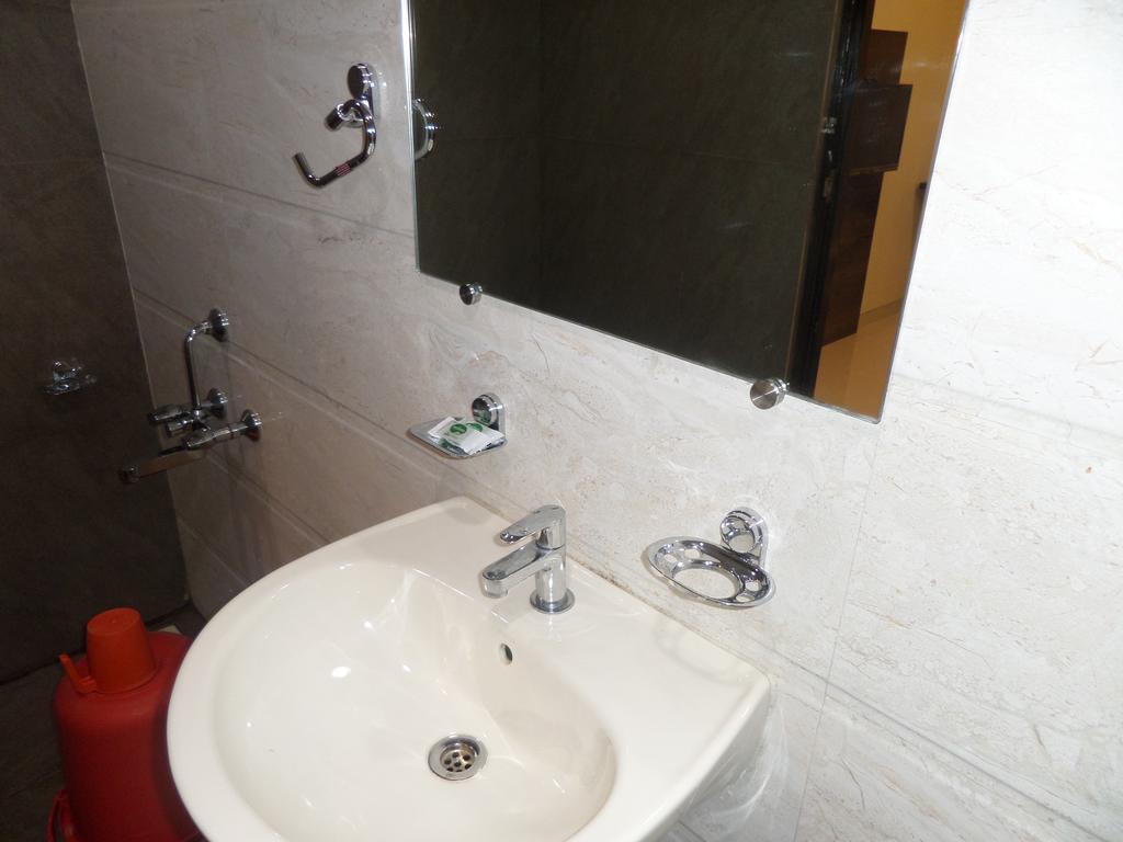 فندق شيرديفي  Sai Heera Residency الغرفة الصورة