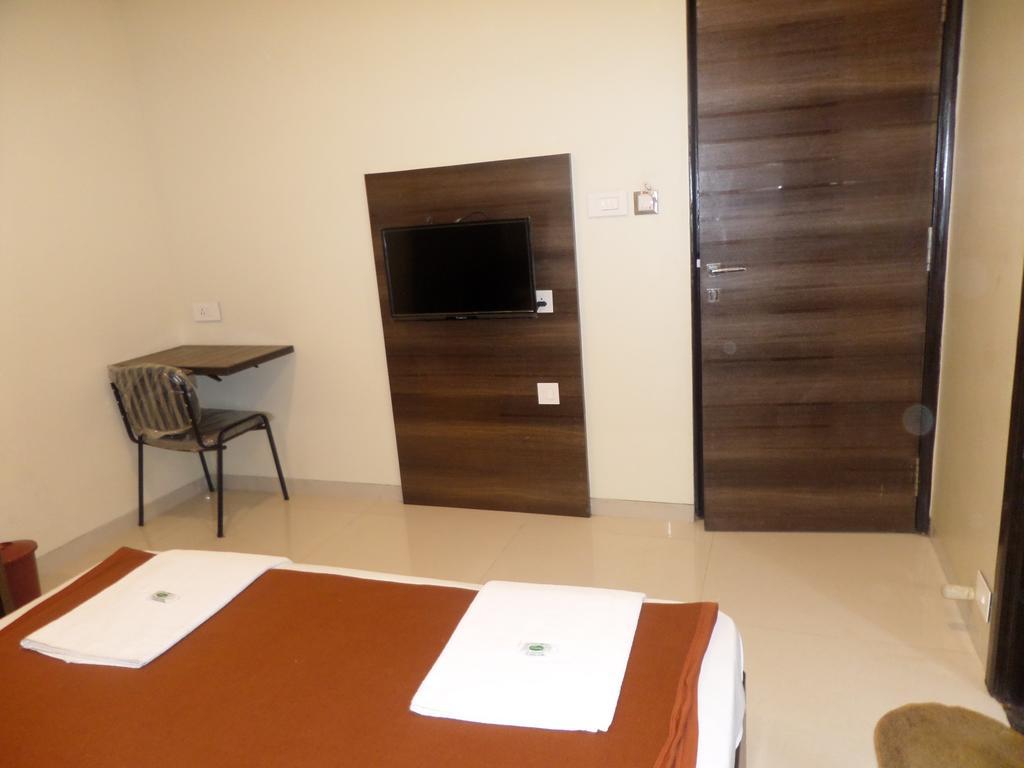 فندق شيرديفي  Sai Heera Residency الغرفة الصورة