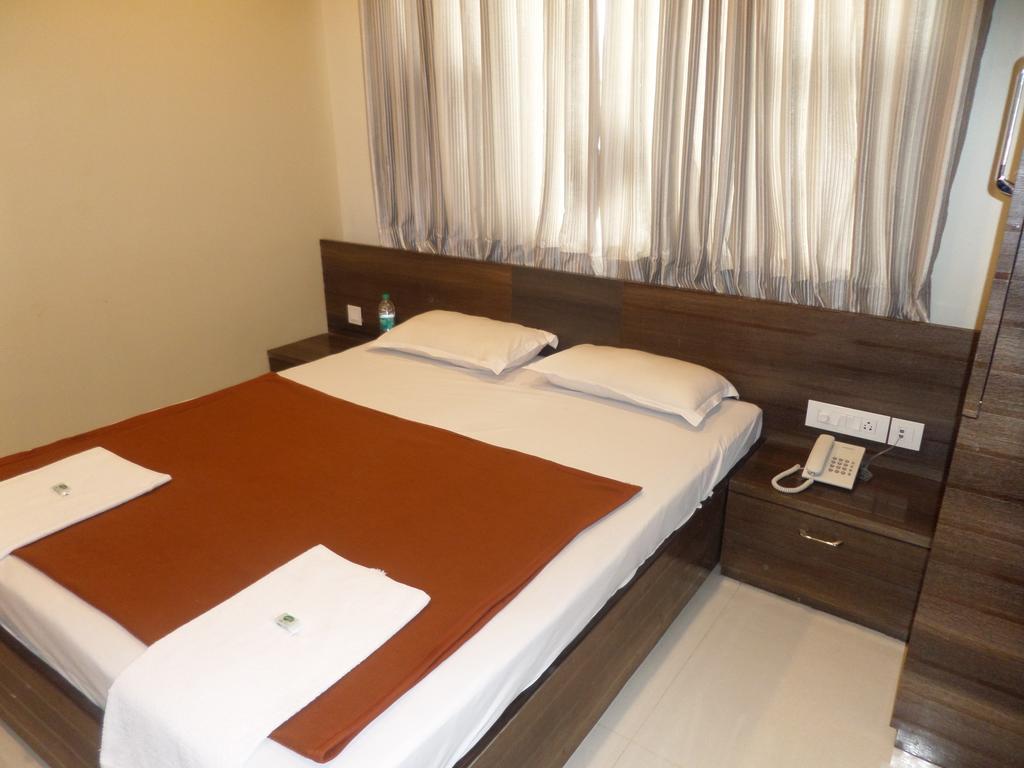 فندق شيرديفي  Sai Heera Residency الغرفة الصورة
