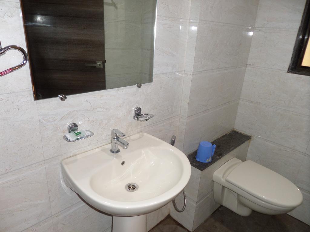 فندق شيرديفي  Sai Heera Residency الغرفة الصورة