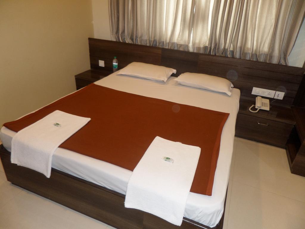 فندق شيرديفي  Sai Heera Residency الغرفة الصورة