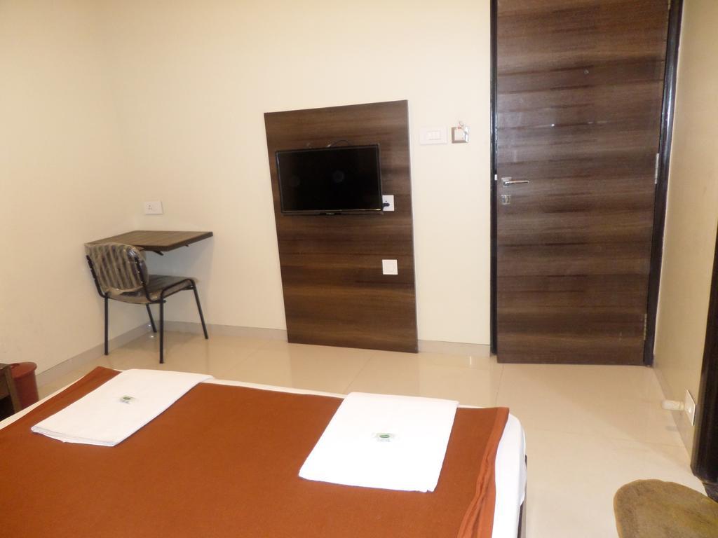 فندق شيرديفي  Sai Heera Residency الغرفة الصورة
