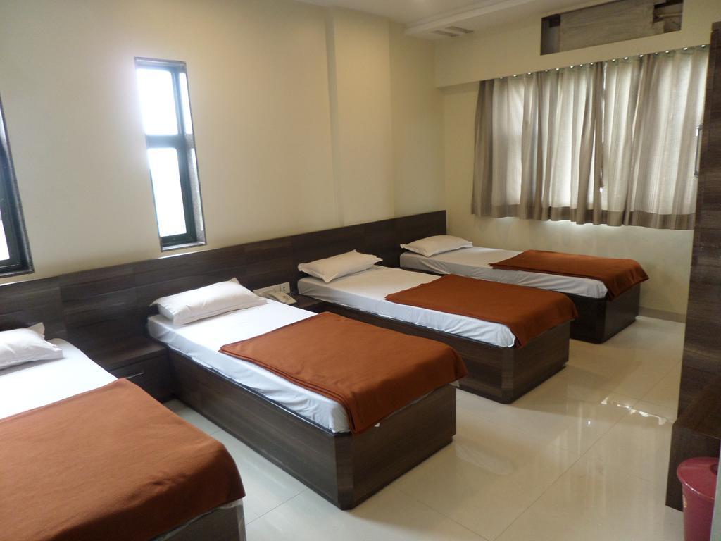 فندق شيرديفي  Sai Heera Residency الغرفة الصورة