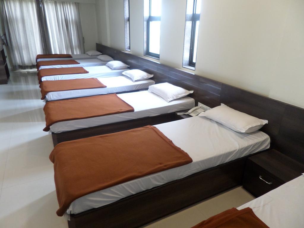 فندق شيرديفي  Sai Heera Residency الغرفة الصورة
